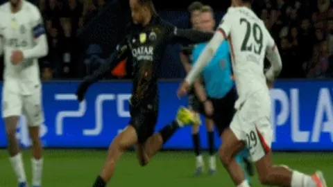 激情对决！瓦伦西亚迎战西班牙人，丹朱马、杜罗领衔首发，鲁文桑切斯、卡夫雷拉火力全开！