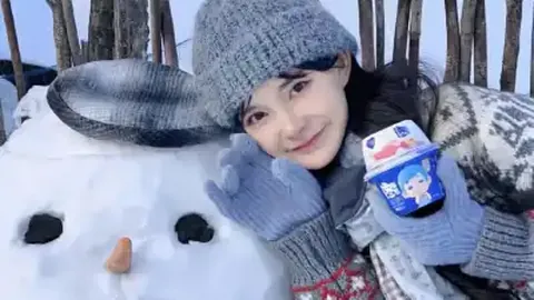 曼联联赛杯最佳球员范德贝克星光熠熠，荣膺大奖。